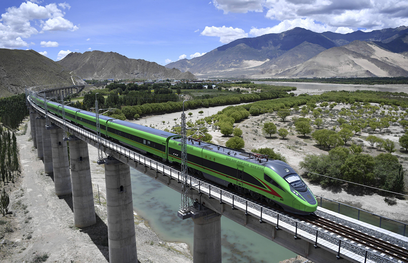 2022年6月22日，復(fù)興號(hào)列車(chē)行駛在西藏山南境內(nèi)。