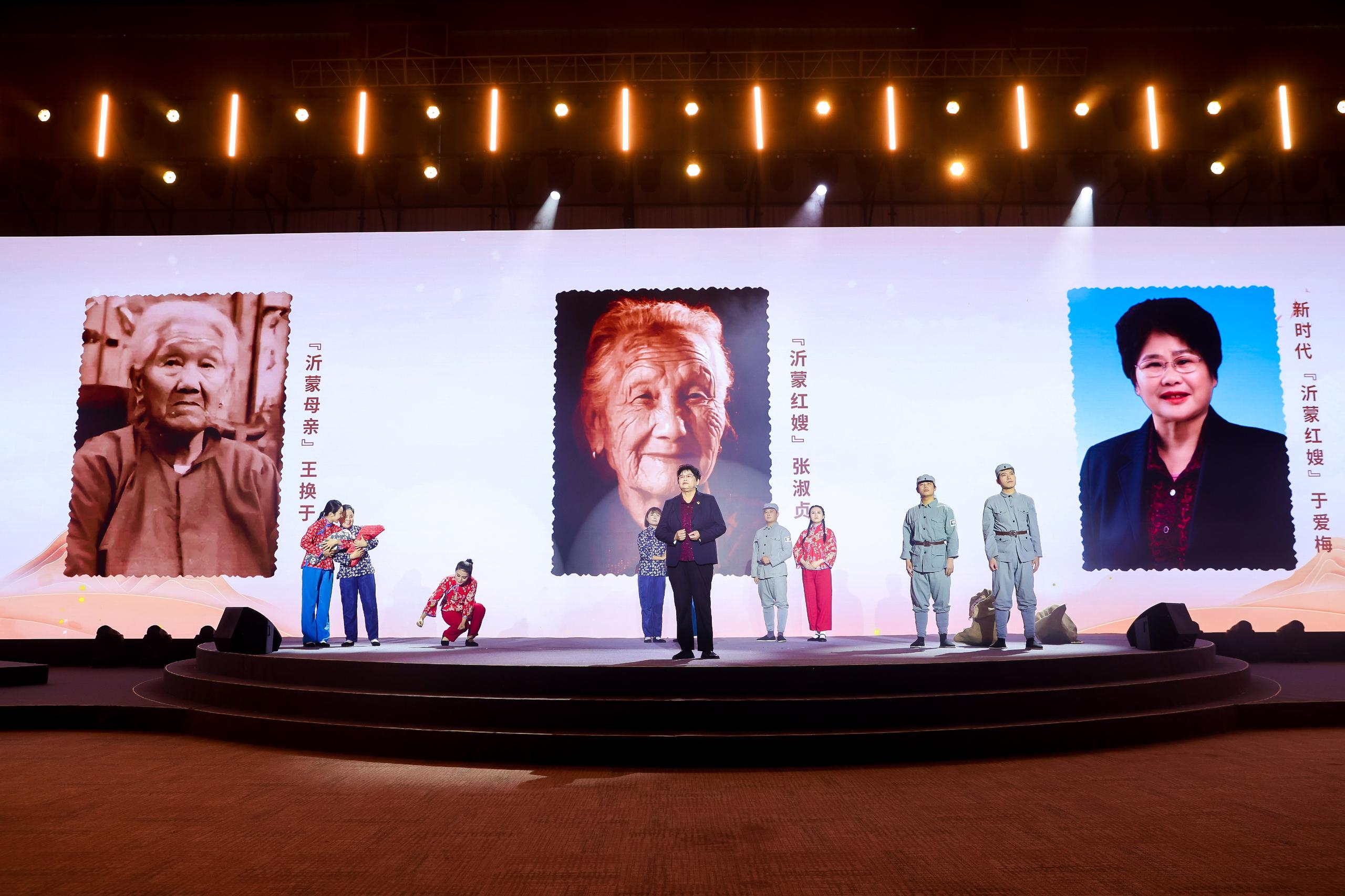 “何以中國·弦歌不輟”網(wǎng)絡(luò)主題活動現(xiàn)場，于愛梅講述“沂蒙紅嫂”的故事。人民視頻供圖。