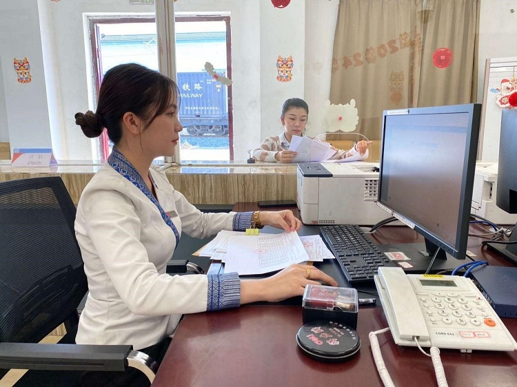 春節(jié)期間，中老鐵路員工堅守崗位，保障鐵路運行安全、暢通。李加勇攝