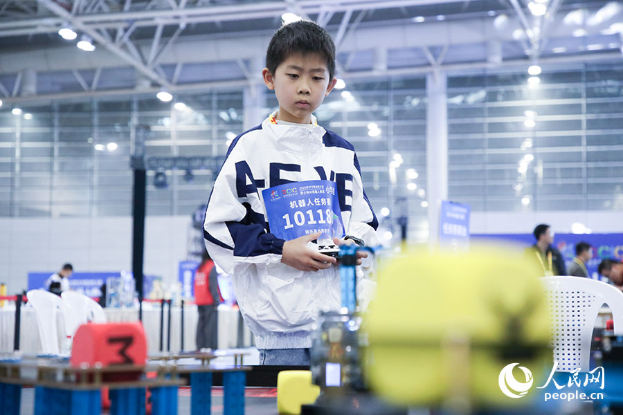 參加2025數字中國創(chuàng)新大賽青少年AI機器人賽道決賽的小選手。人民網記者 焦艷攝