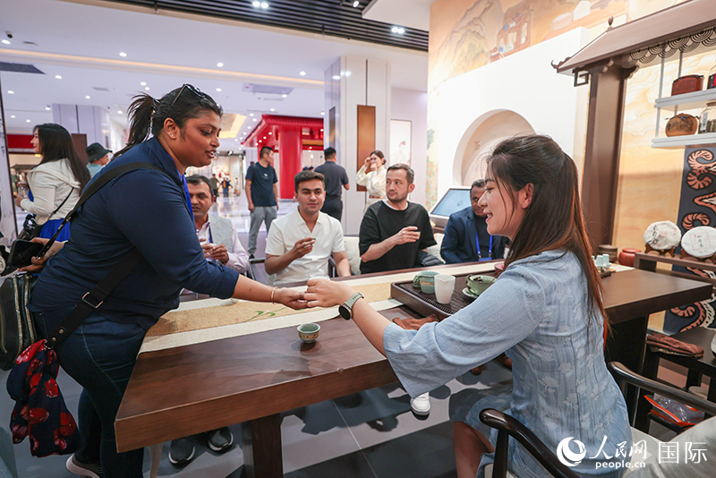 5月25日，外國(guó)媒體人在霍爾果斯國(guó)際邊境合作中心中國(guó)文化館參觀。人民網(wǎng)記者 張武軍攝