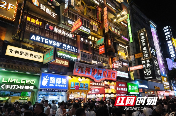 “五一”假期五一商圈客流激增，網(wǎng)紅長沙再現(xiàn)頂流效應(yīng)。.jpg