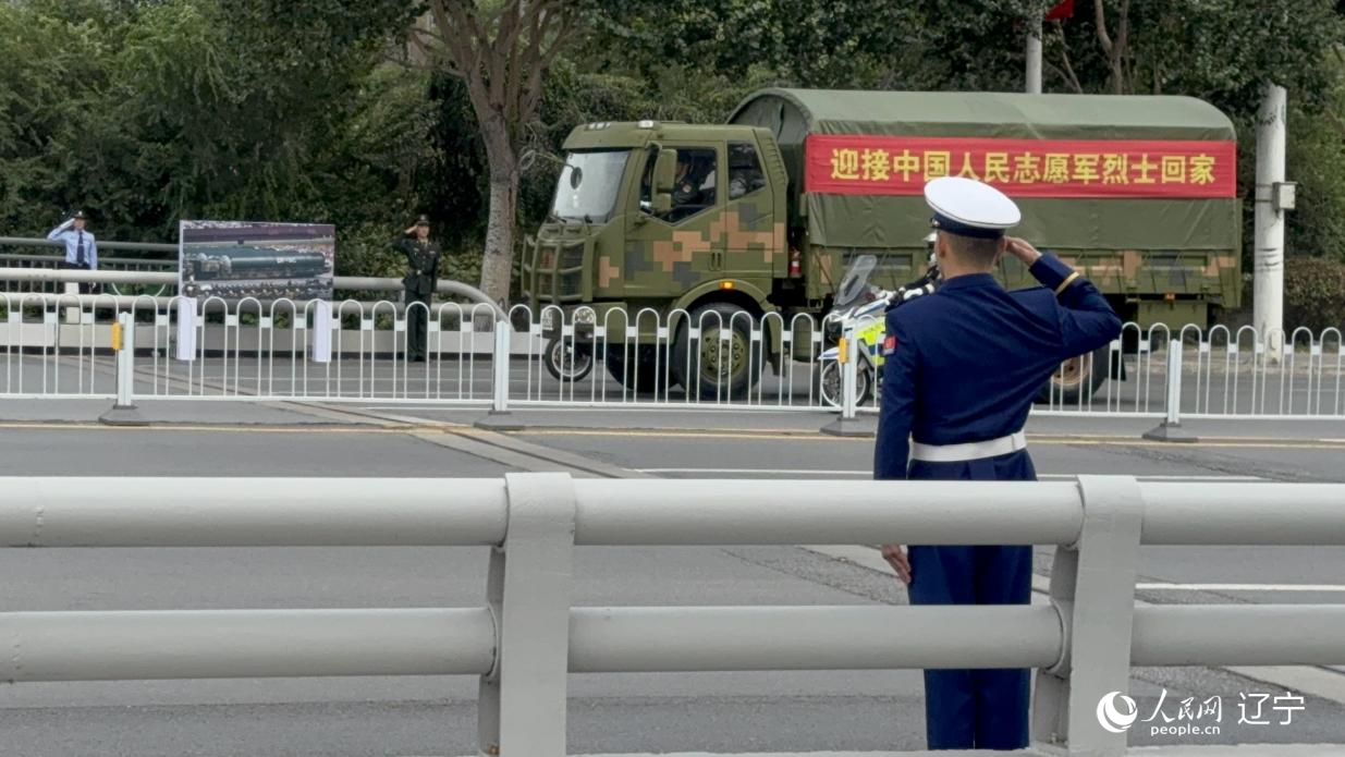 沈陽市渾河橋東側(cè)，擺放著東風(fēng)—5C導(dǎo)彈的受閱照片。人民網(wǎng)記者 湯龍攝