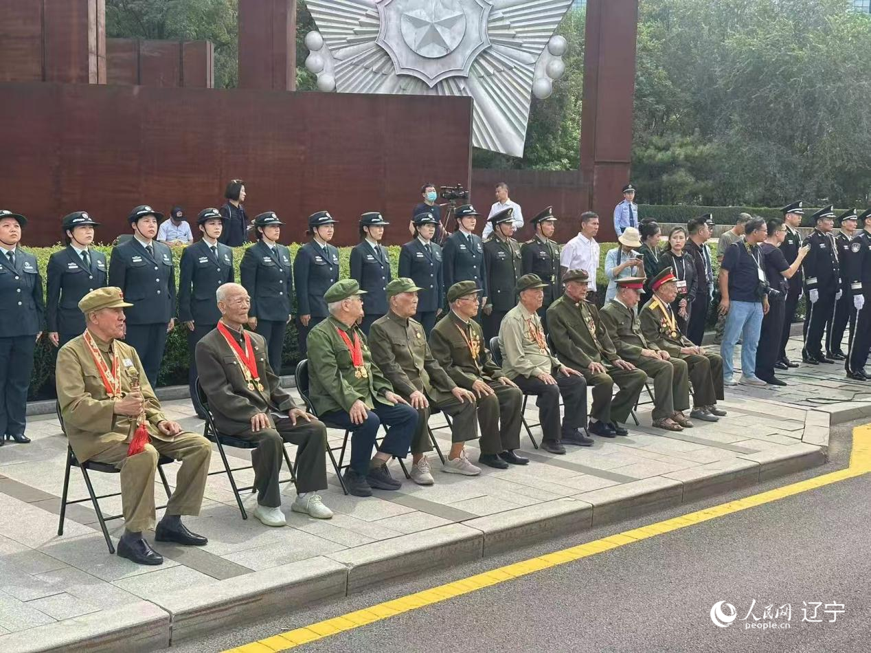 沈陽抗美援朝烈士陵園門前，志愿軍老戰(zhàn)士等候戰(zhàn)友的歸隊(duì)。人民網(wǎng)記者 周頌雪攝