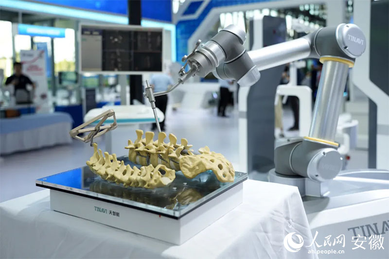 2024世界制造業(yè)大會上展出的骨科手術(shù)機(jī)器人。人民網(wǎng)記者 王銳攝
