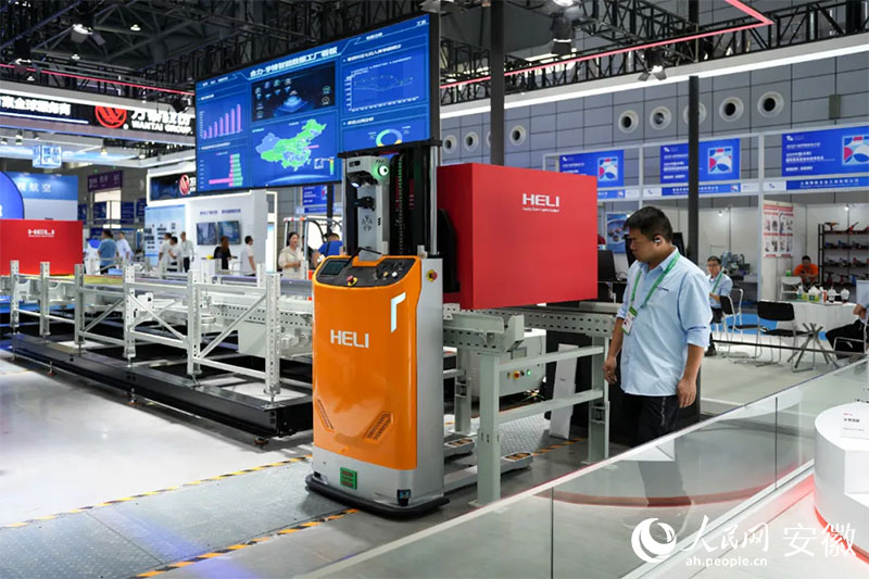 2024世界制造業(yè)大會上，合力將智能數(shù)據(jù)工廠系統(tǒng)帶進(jìn)展會。人民網(wǎng)記者 王銳攝