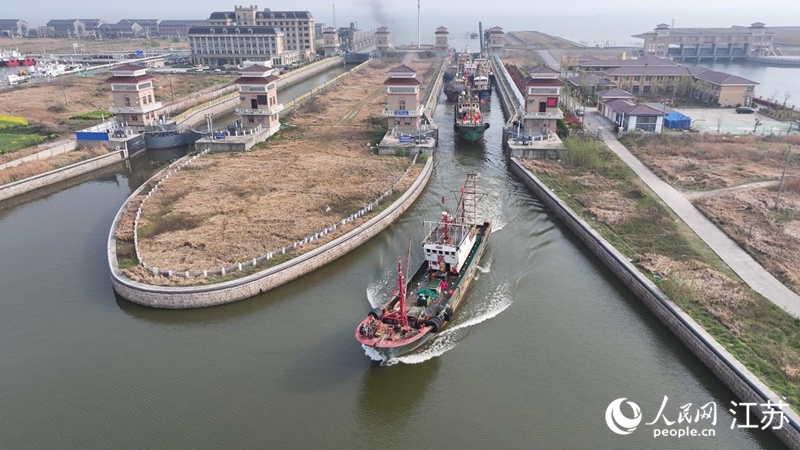 接鮮船駛過南通啟東呂四漁港船閘。人民網(wǎng)記者 余樂攝