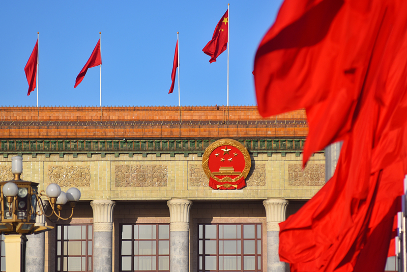 2024年3月8日，北京上空現(xiàn)“兩會藍”，人民大會堂前紅旗飄揚。