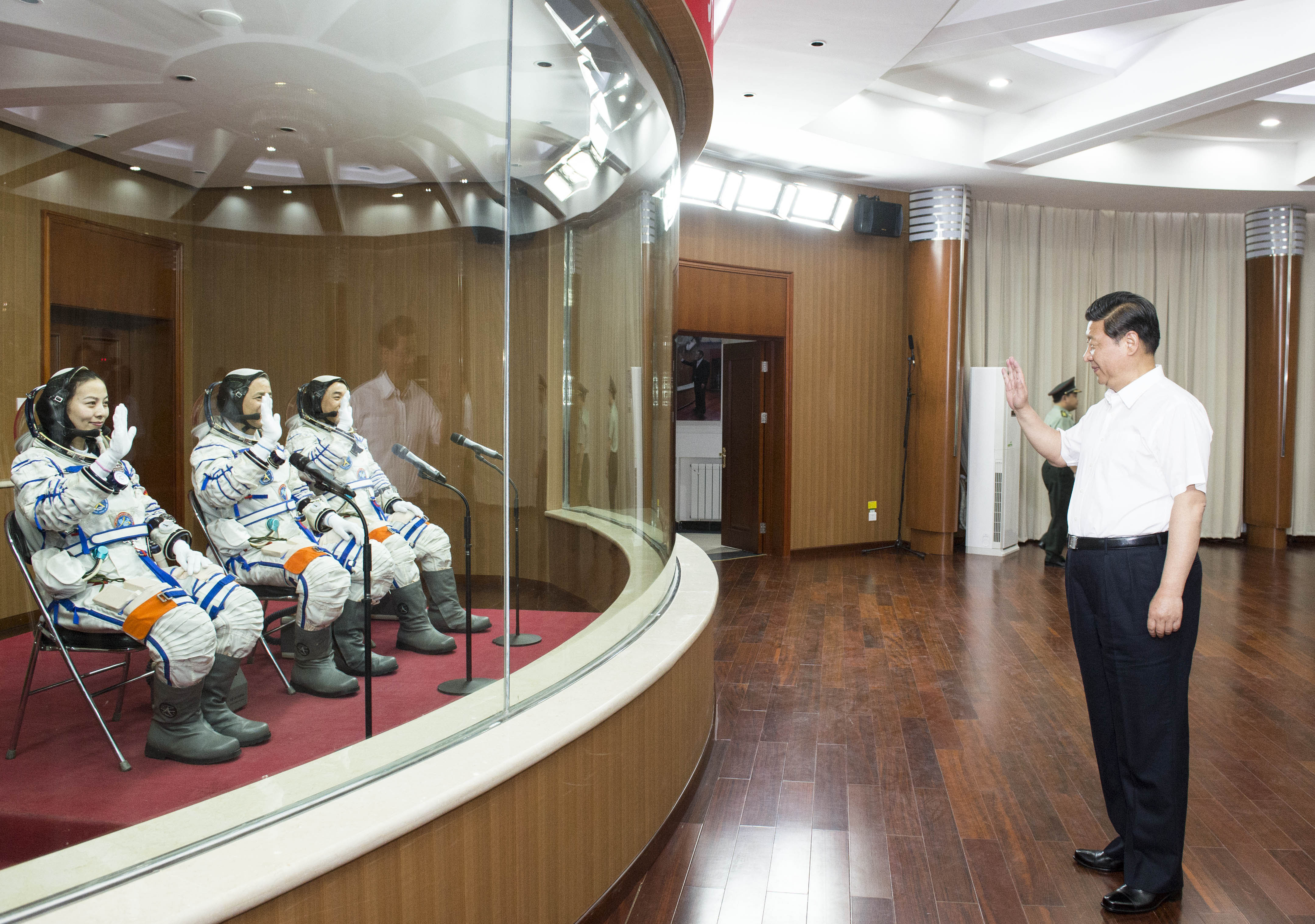 2013年6月11日，習(xí)近平總書記在酒泉衛(wèi)星發(fā)射中心觀看神舟十號(hào)載人飛船發(fā)射。這是習(xí)近平向即將出征的航天員聶海勝、張曉光、王亞平揮手致意。