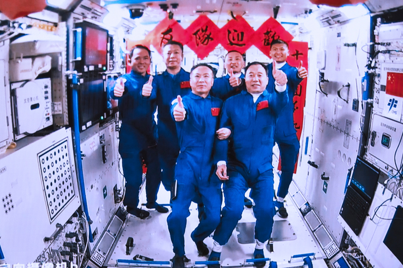 2023年5月30日，在北京航天飛行控制中心拍攝的神舟十五號(hào)航天員乘組與神舟十六號(hào)航天員乘組拍下“全家?！钡漠嬅妗? oldsrc=