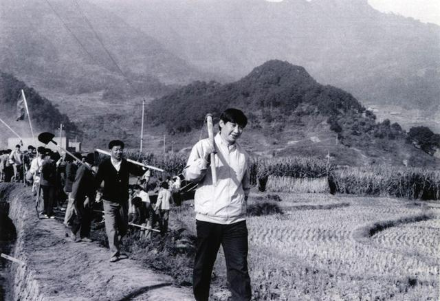 1989年12月2日，時任中共寧德地委書記的習近平帶領地直機關千余名干部到寧德縣南漈水利工地參加清溝排障修整水渠勞動。新華社發(fā)