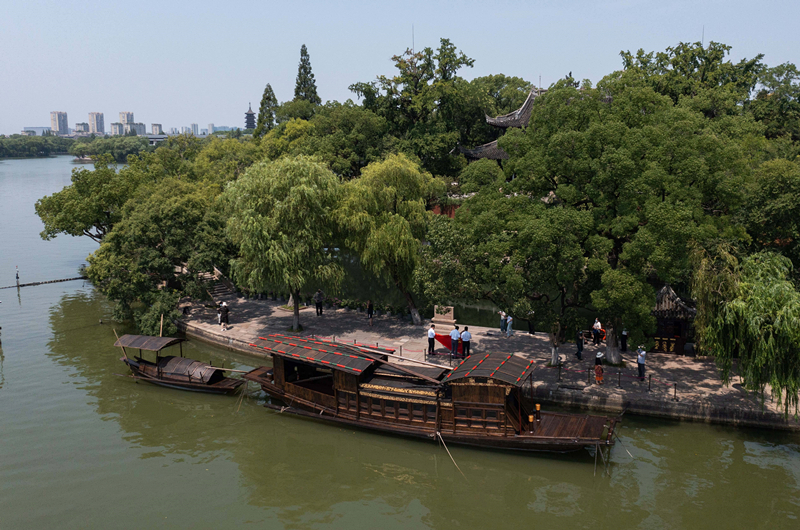 2022年7月27日，南湖紅船停靠在浙江省嘉興市南湖旅游區(qū)的湖心島旁。
