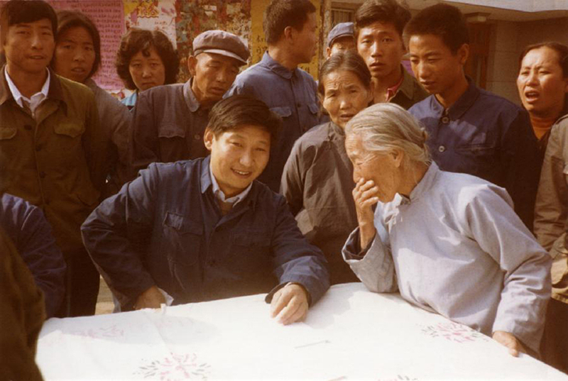 1983年，時任河北正定縣委書記的習近平（前排居中），臨時在大街上擺桌子聽取老百姓意見。