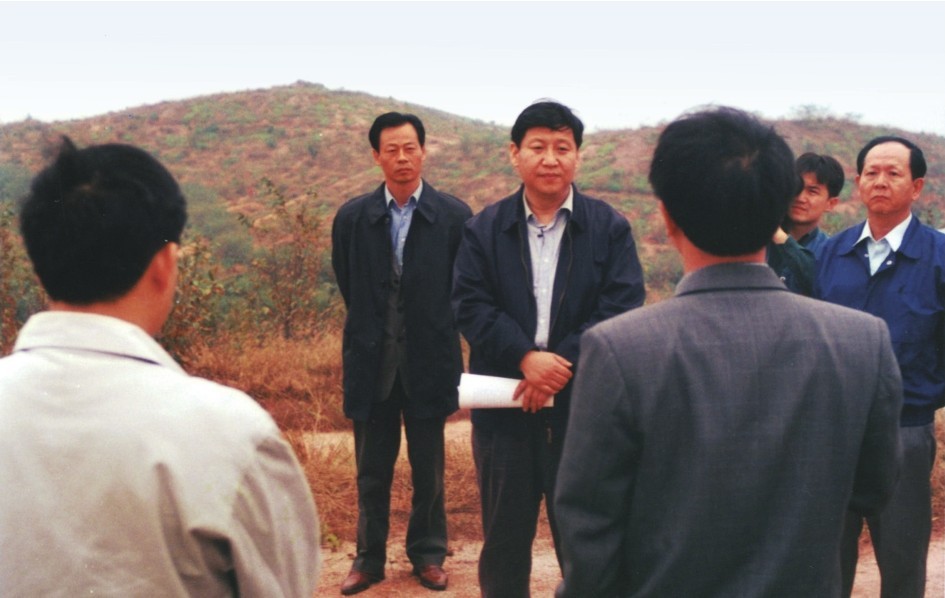 1999年11月，習(xí)近平在龍巖市長(zhǎng)汀縣河田水土流失治理區(qū)調(diào)研。圖源：《習(xí)近平在福建（下）》