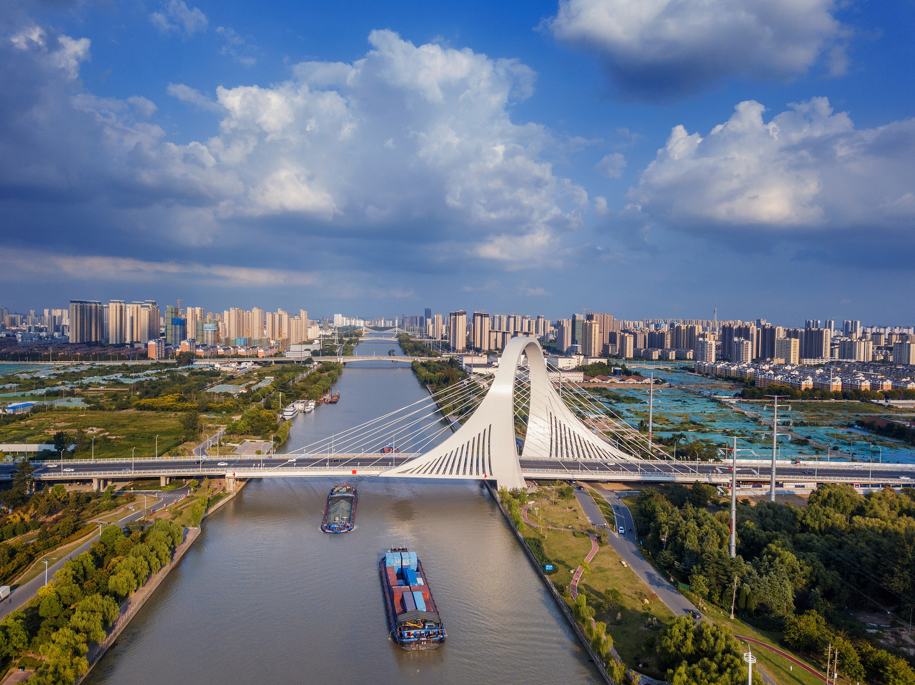 2022年9月12日，幾艘船舶行駛在江蘇淮安運(yùn)河大橋附近。