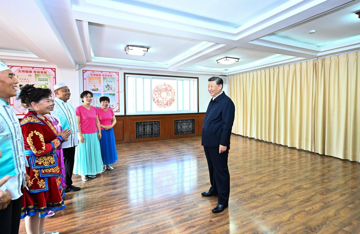 6月19日下午，習(xí)近平總書記在銀川市金鳳區(qū)長(zhǎng)城花園社區(qū)活動(dòng)室考察時(shí)，同社區(qū)居民親切交流。