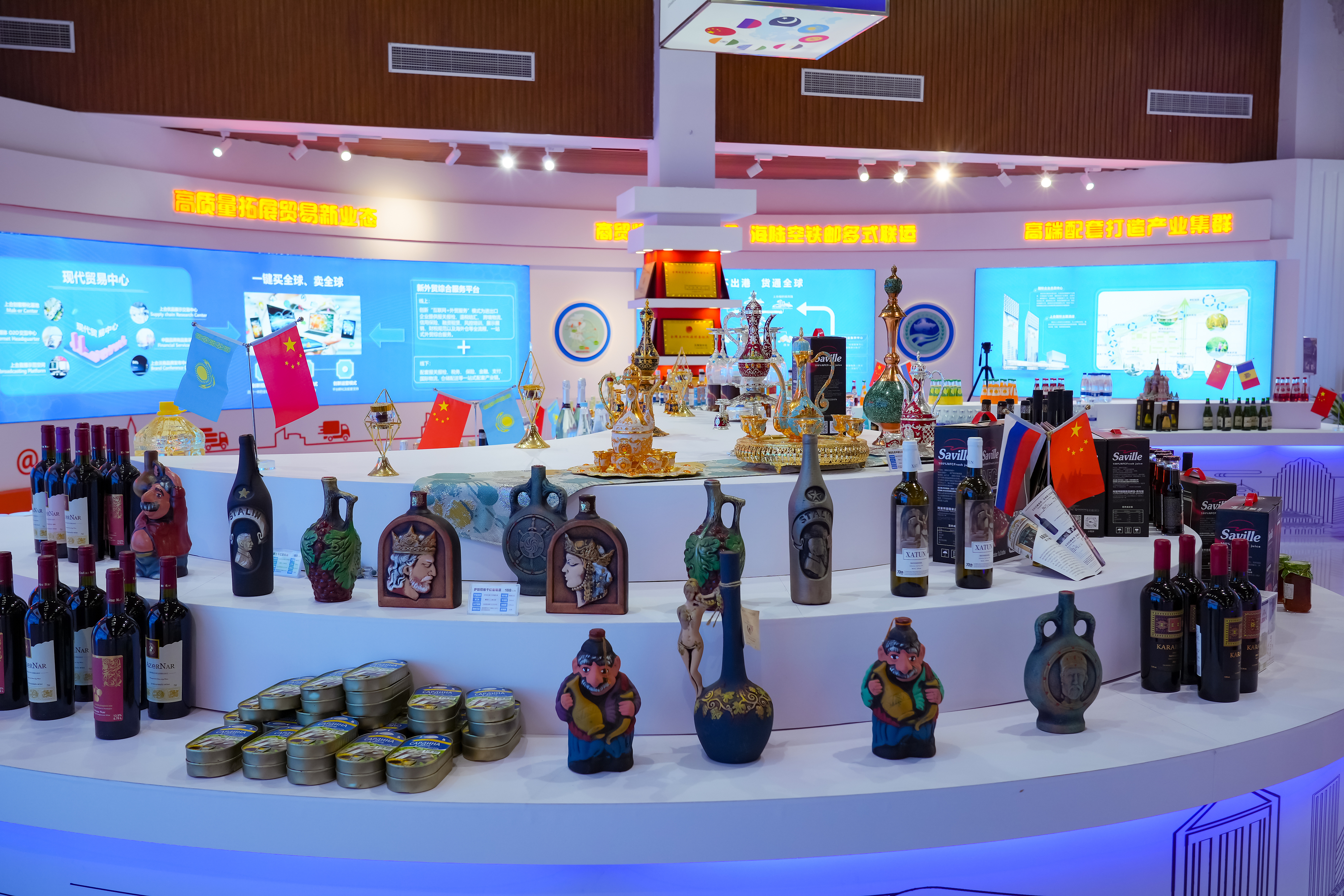 2022年10月19日，青島，上合示范區(qū)展出的上合國(guó)家特色商品。