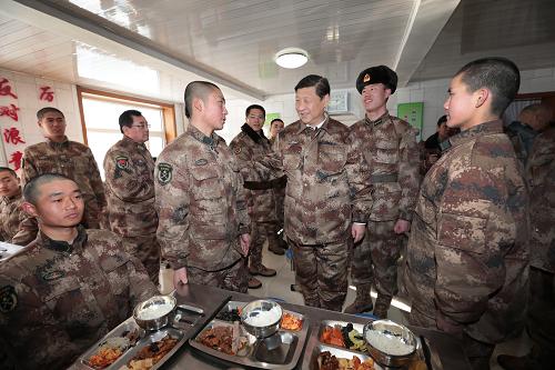 2014年1月26日中午，習(xí)近平來到連隊食堂，同戰(zhàn)士們一起用餐。新華社記者 李剛 攝