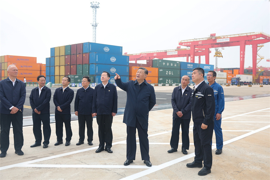 2024年5月22日至24日，中共中央總書記、國(guó)家主席、中央軍委主席習(xí)近平在山東考察。這是22日下午，習(xí)近平在日照港察看全自動(dòng)化集裝箱碼頭作業(yè)場(chǎng)景。新華社記者 鞠鵬 攝