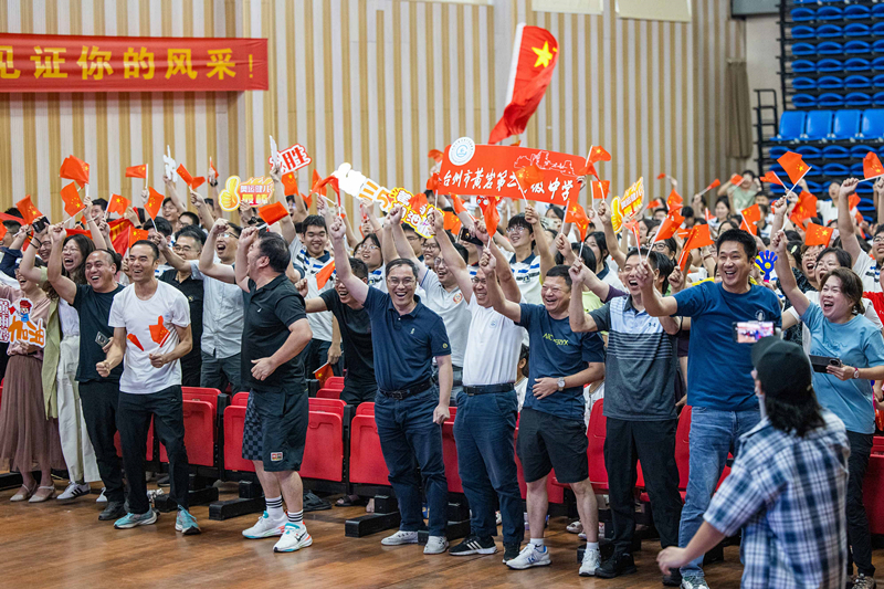 北京時(shí)間7月27日，2024年巴黎奧運(yùn)會首個(gè)比賽日，在射擊10米氣步槍混合團(tuán)體比賽中，中國選手黃雨婷/盛李豪獲得金牌。圖為黃雨婷的母校師生們通過收看奧運(yùn)直播的方式為她加油助威。