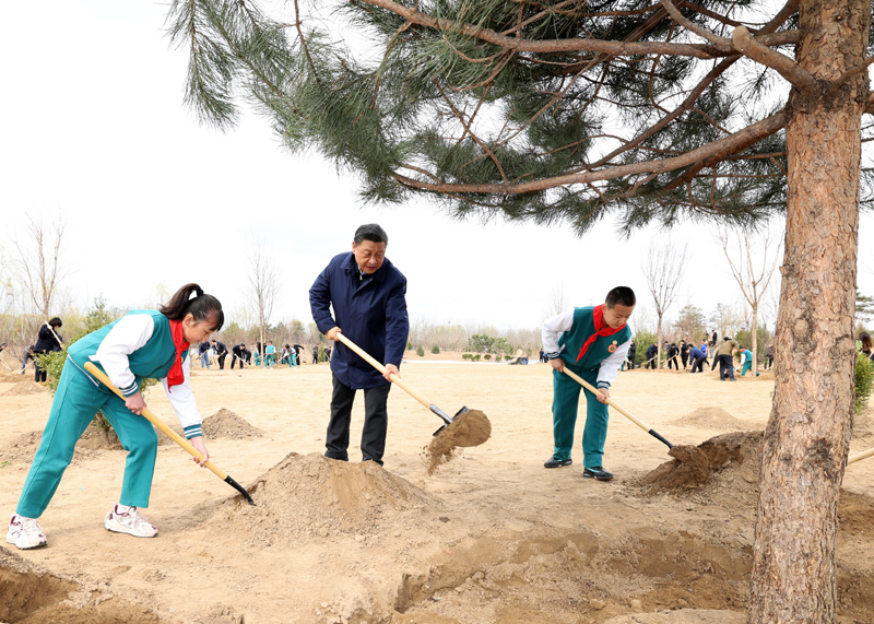 2022年3月，習(xí)近平總書記來到北京市大興區(qū)黃村鎮(zhèn)參加首都義務(wù)植樹活動，同大家一起植樹。新華社記者 黃敬文 攝