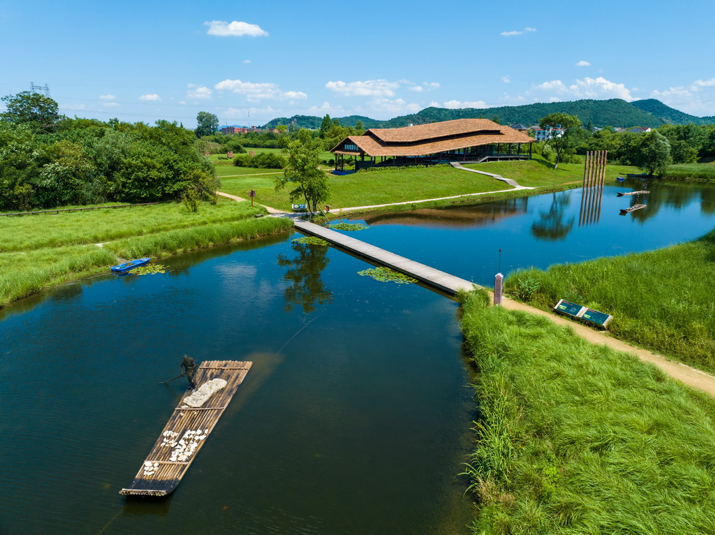 2024年7月4日拍攝的杭州良渚古城遺址公園南城墻遺址展示點（無人機照片）。新華社記者 江漢 攝
