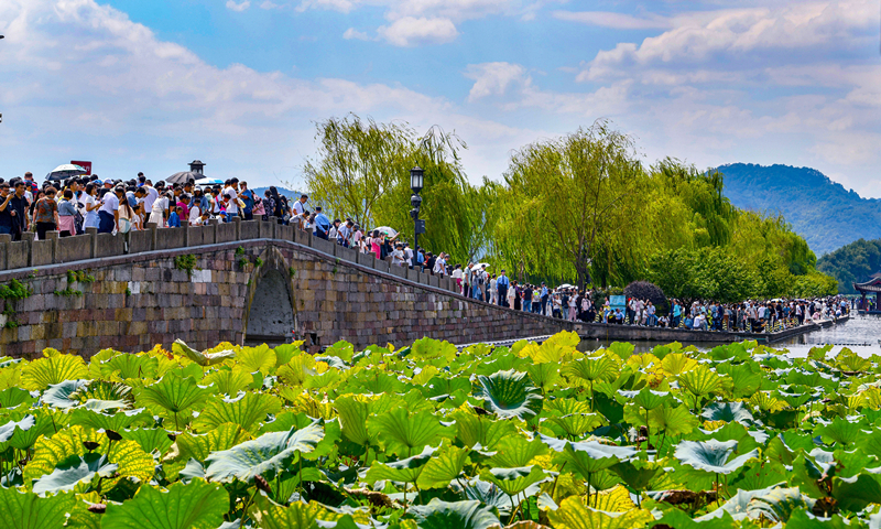2024年10月4日，杭州西湖景區(qū)迎來(lái)國(guó)慶假期旅游高峰。
