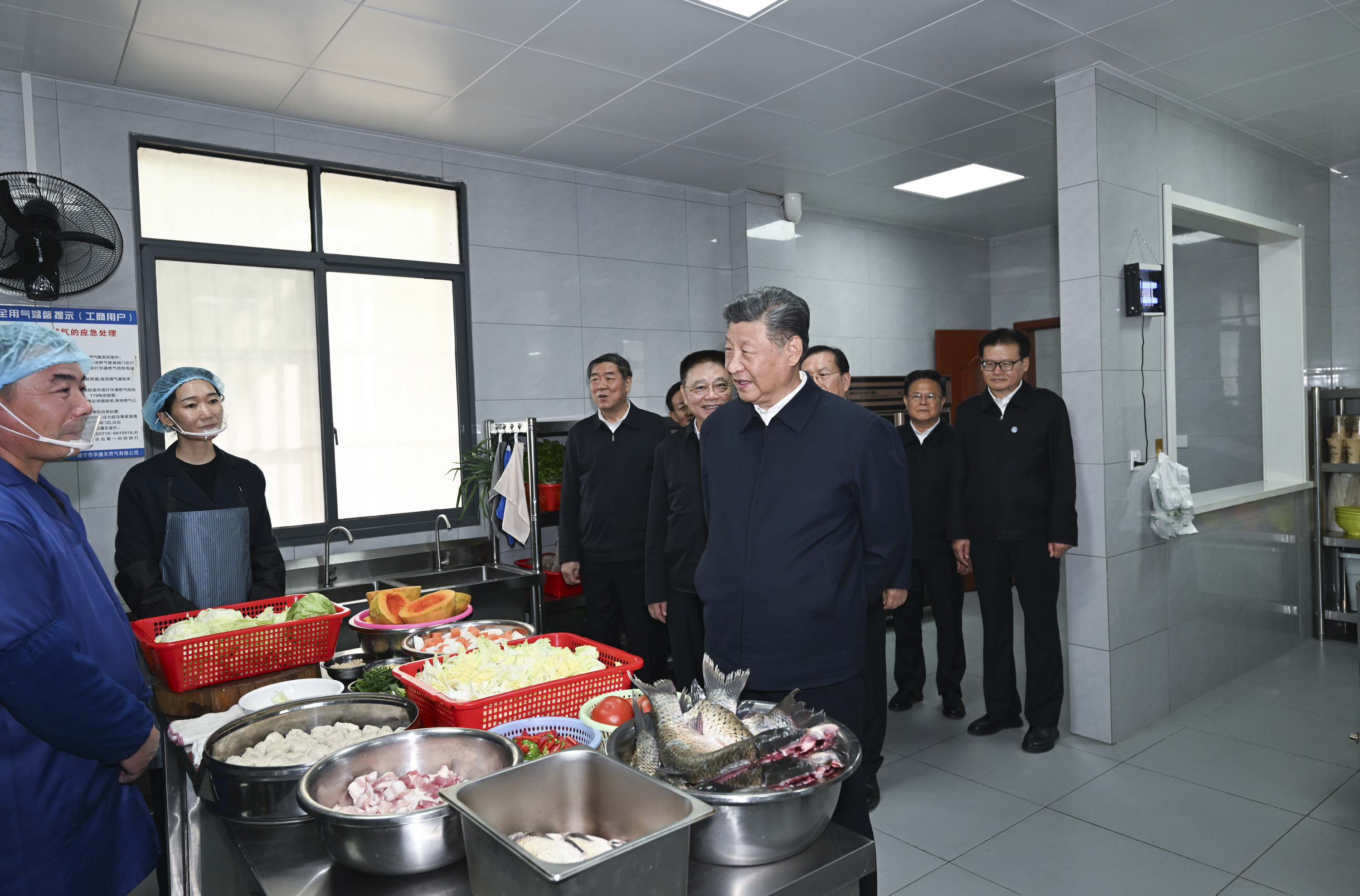 2024年11月5日，習(xí)近平總書記在湖北省咸寧市嘉魚縣潘家灣鎮(zhèn)四邑村考察。
