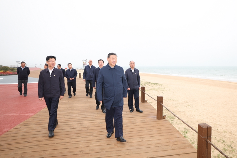 2024年5月22日，習(xí)近平總書記在山東日照陽光海岸綠道考察。