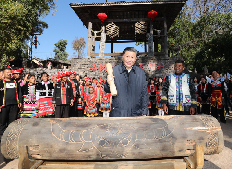 2020年1月19日，習(xí)近平總書記在云南省騰沖市清水鄉(xiāng)三家村中寨司莫拉佤族村廣場上，敲響三聲佤族木鼓，祝福來年風(fēng)調(diào)雨順、國泰民安。