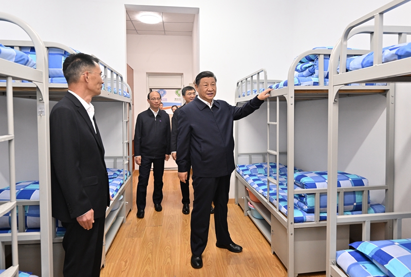 2024年6月18日下午，習近平總書記在青海果洛西寧民族中學宿舍樓察看學生住宿條件。