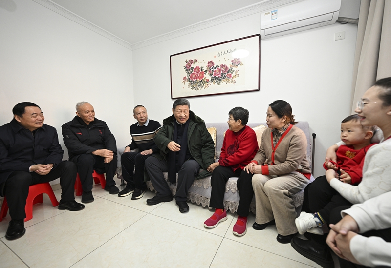 2025年1月23日上午，習近平總書記在遼寧沈陽大東區(qū)長安街道長安小區(qū)考察時，走進居民郎素蘭家中看望。
