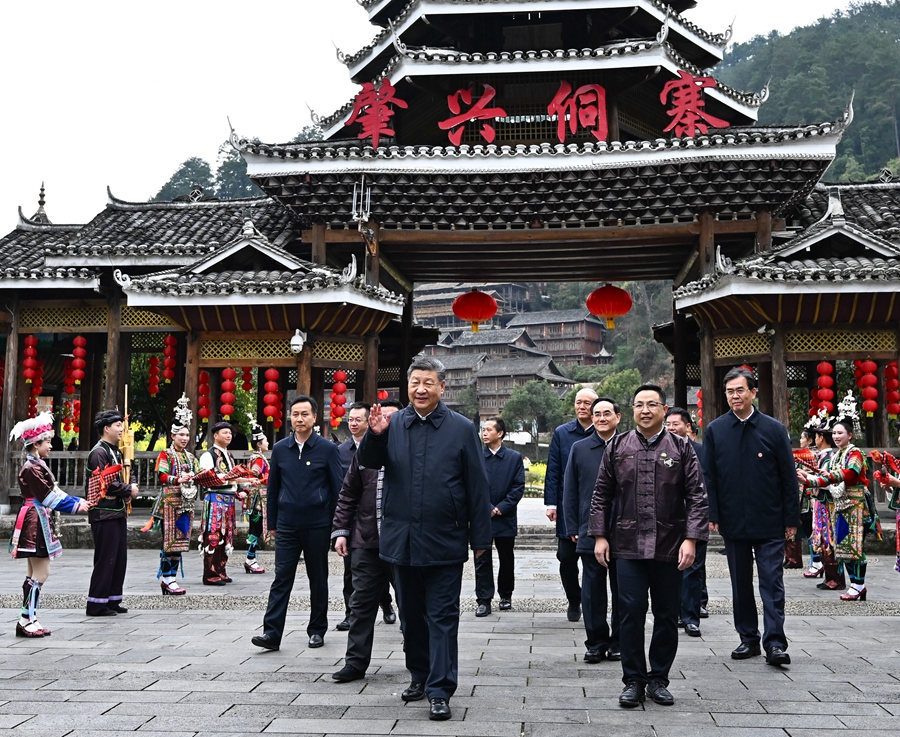 2025年3月17日下午，習(xí)近平在黔東南州黎平縣肇興侗寨考察時(shí)，在寨門(mén)口向身著民族盛裝歡迎的村民揮手致意。新華社記者 燕雁 攝