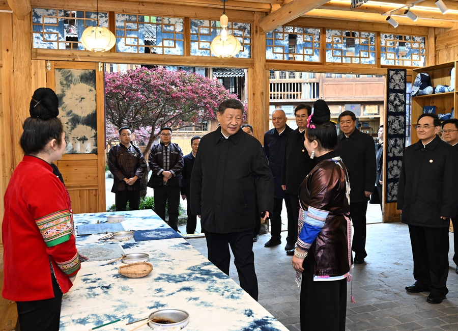 2025年3月17日下午，習(xí)近平在黔東南州黎平縣肇興侗寨侗鄉(xiāng)特色產(chǎn)業(yè)基地考察。新華社記者 謝環(huán)馳 攝