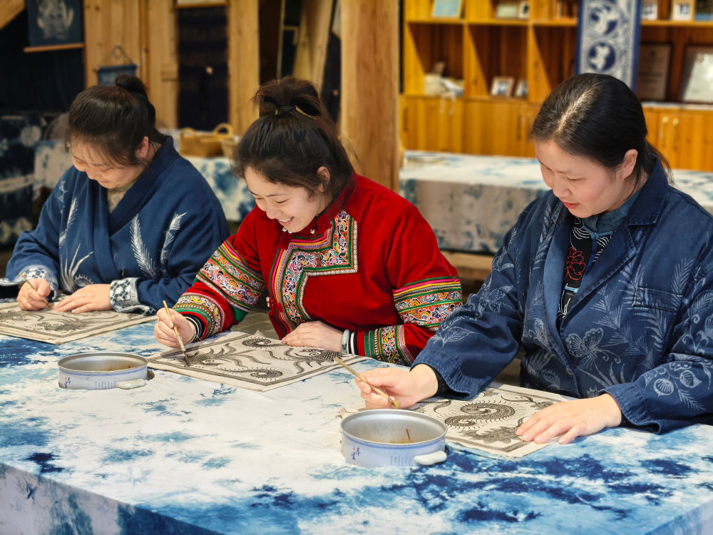 2025年3月14日，村民在肇興侗寨內(nèi)制作蠟染。圖片來(lái)源：新華社