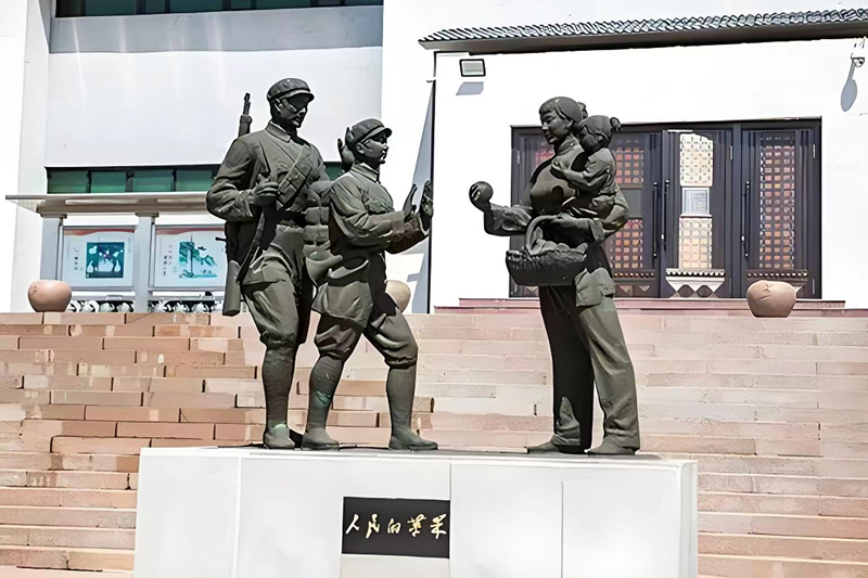 錦州蘋果廉政文化展覽館前的《人民的蘋果》主題雕塑。（由遼沈戰(zhàn)役紀念館供圖）