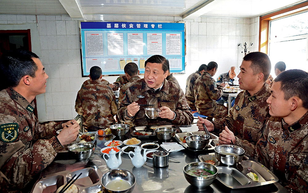 2014年1月26日，習(xí)近平主席專(zhuān)程來(lái)到內(nèi)蒙古軍區(qū)邊防某部，親切看望慰問(wèn)戍邊官兵。這是在連隊(duì)食堂，習(xí)近平主席同戰(zhàn)士們一起用餐。