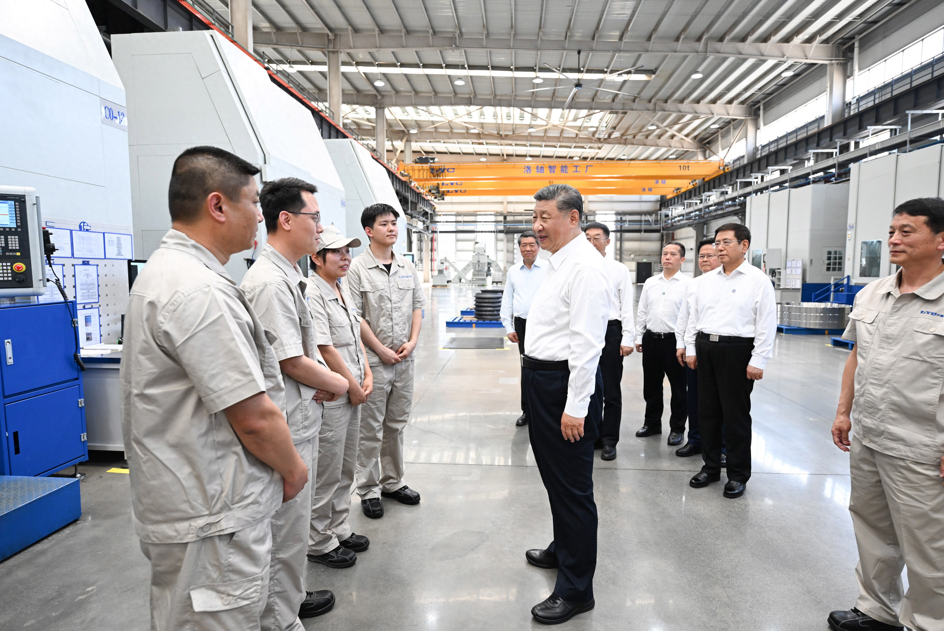 5月19日至20日，中共中央總書記、國(guó)家主席、中央軍委主席習(xí)近平在河南考察。這是19日下午，習(xí)近平在洛陽(yáng)軸承集團(tuán)股份有限公司智能工廠考察時(shí)，同企業(yè)職工親切交流。新華社記者 燕雁 攝