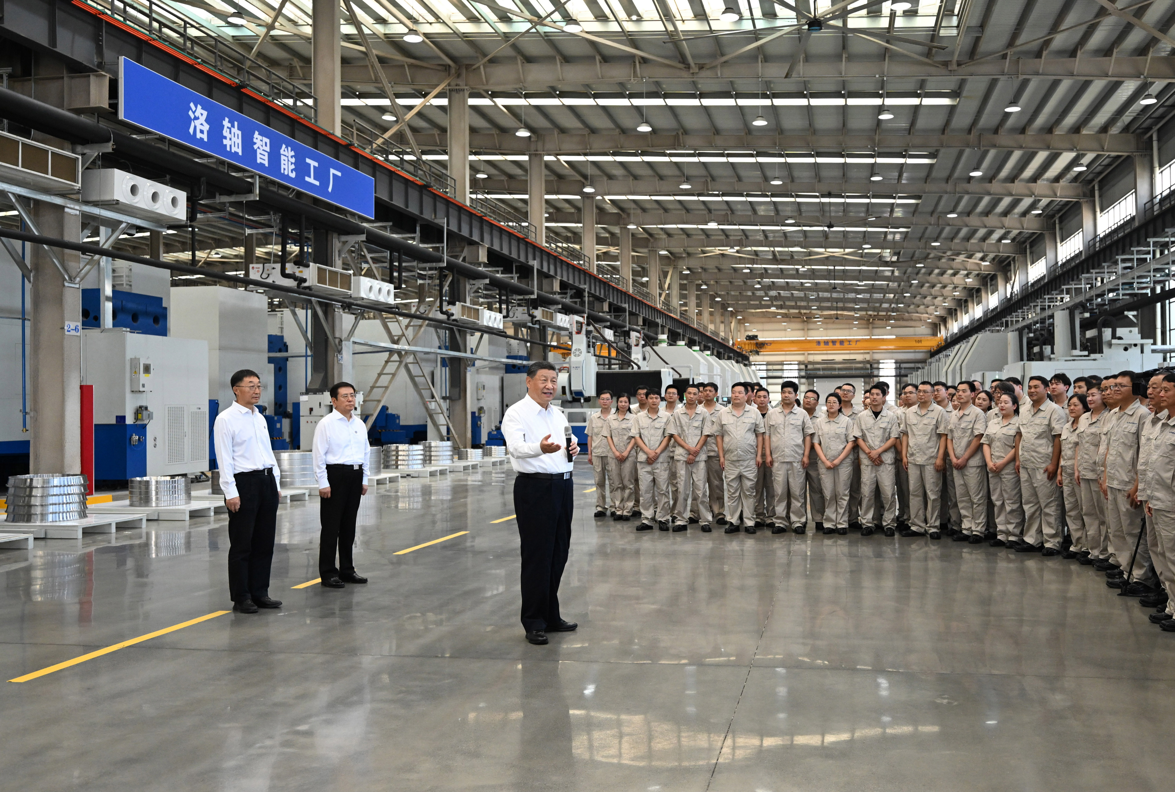 5月19日至20日，中共中央總書記、國家主席、中央軍委主席習近平在河南考察。這是19日下午，習近平在洛陽軸承集團股份有限公司智能工廠考察時，同企業(yè)職工親切交流。新華社記者 燕雁 攝