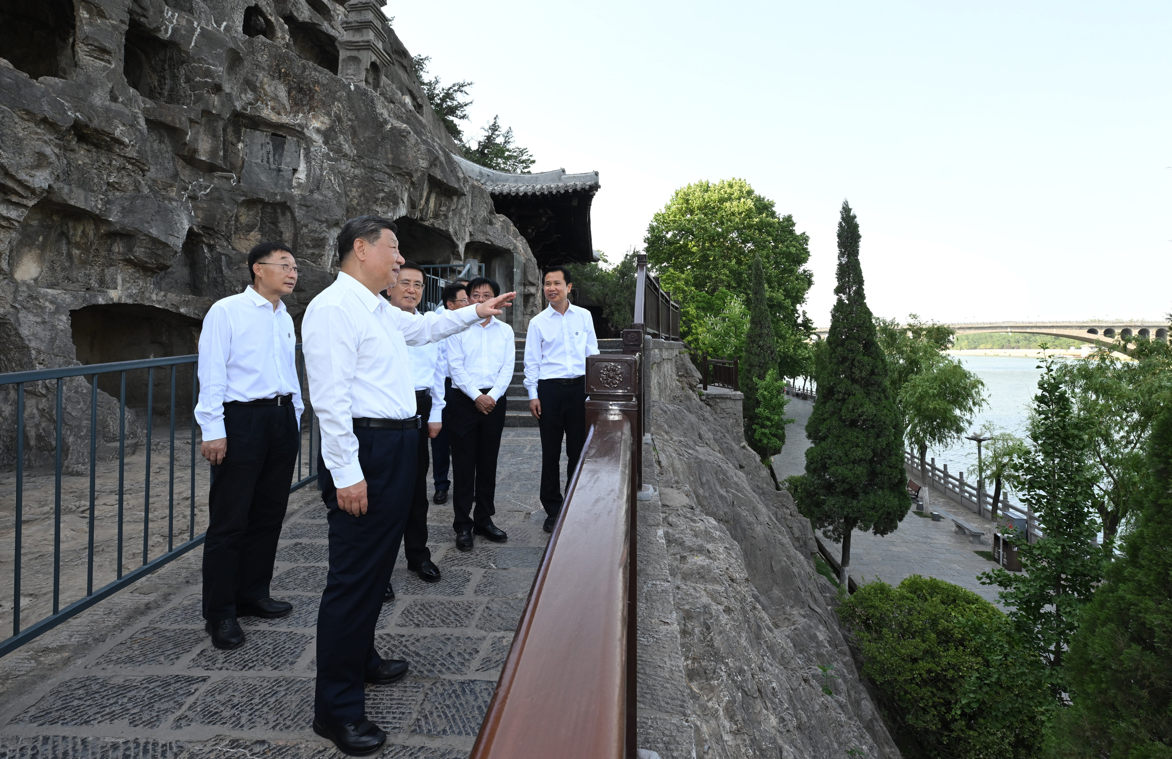 5月19日至20日，中共中央總書記、國(guó)家主席、中央軍委主席習(xí)近平在河南考察。這是19日下午，習(xí)近平在洛陽(yáng)龍門石窟考察。新華社記者 謝環(huán)馳 攝