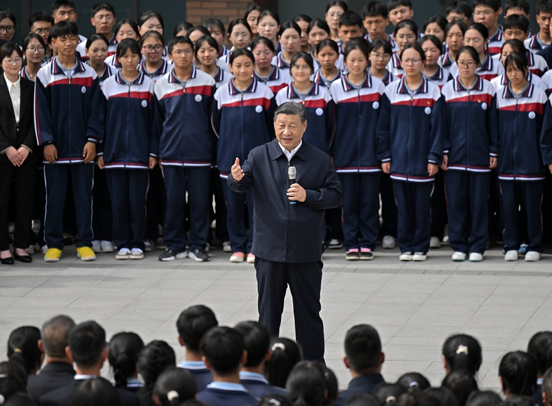 2024年6月18日，習(xí)近平總書記在青海果洛西寧民族中學(xué)考察時(shí)，同師生們親切交流。