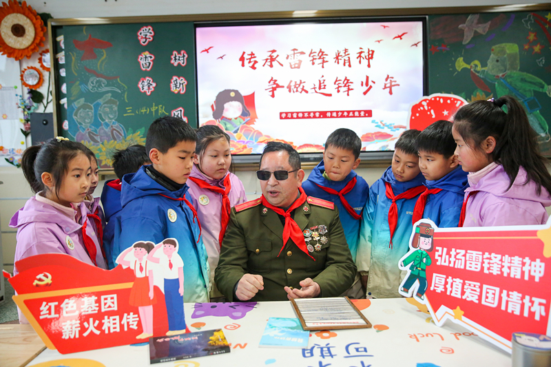 2025年3月3日，江蘇南通如皋市安定小學(xué)里，傷殘軍人許波銀在思政小課堂上向?qū)W生講述雷鋒故事。