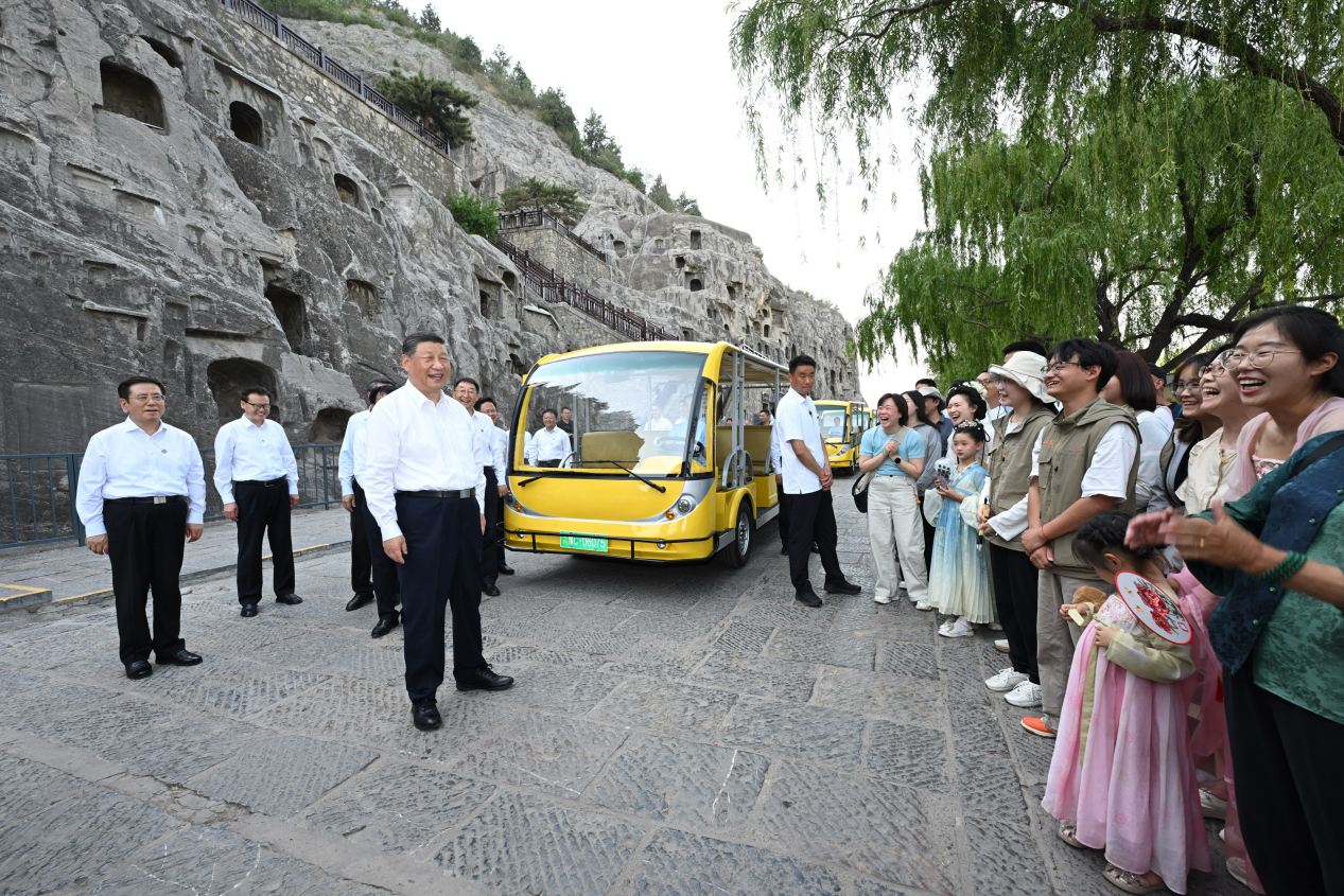 5月19日，習(xí)近平在洛陽(yáng)龍門(mén)石窟考察時(shí)，同游客親切交流。