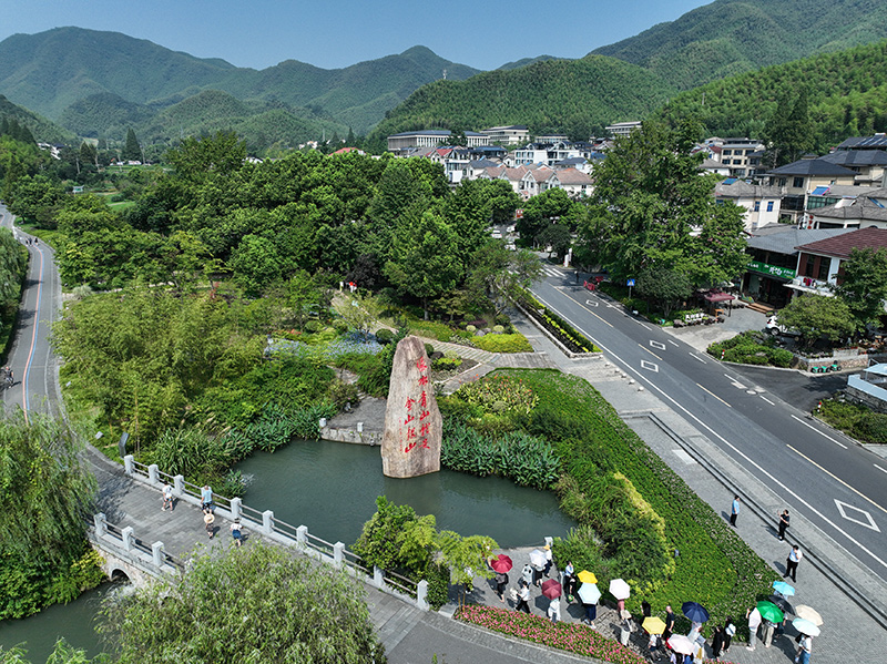 2023年8月11日，游客在浙江安吉余村參觀。