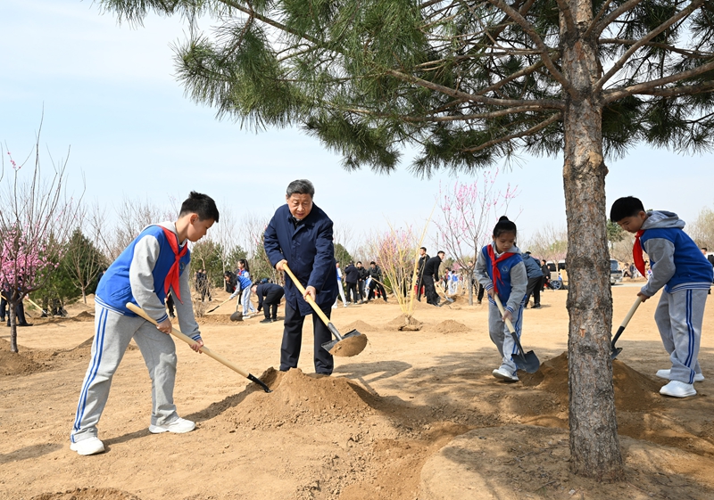 2025年4月3日，習近平總書記來到北京豐臺區(qū)永定河畔參加首都義務植樹活動。