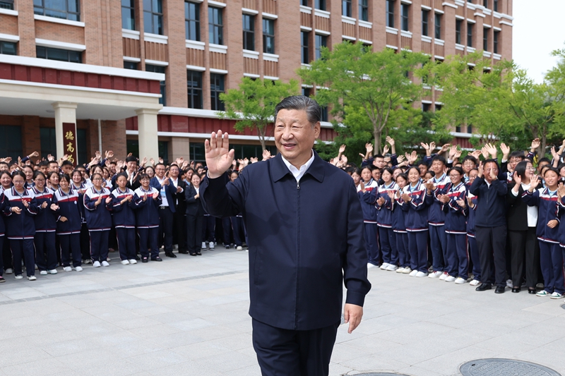 2024年6月18日，習近平總書記在青海果洛西寧民族中學(xué)考察時，向師生們揮手致意。