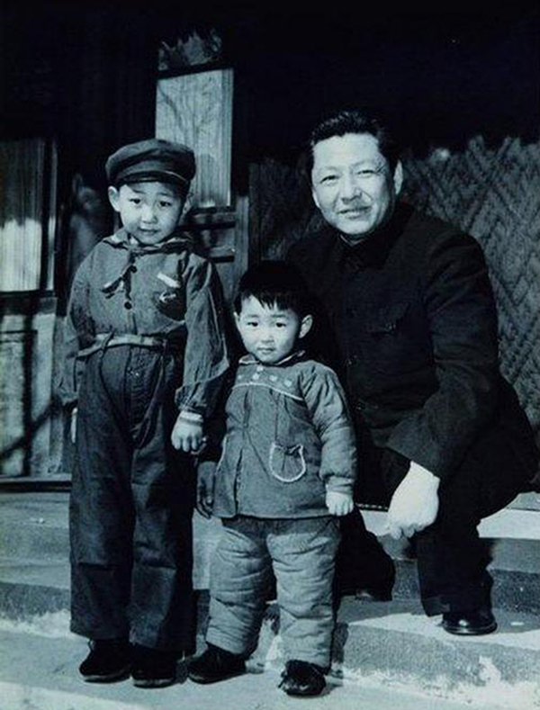 1958年，習(xí)仲勛與兒子習(xí)近平、習(xí)遠(yuǎn)平在一起。