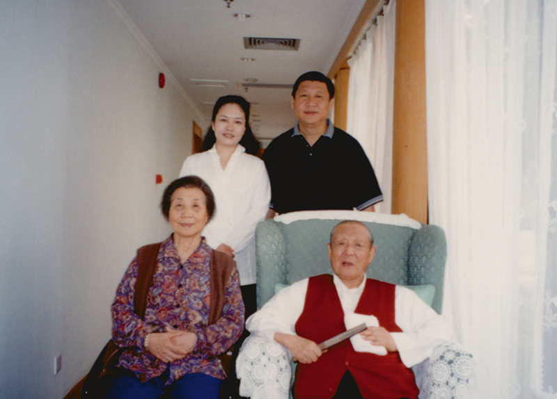 習(xí)近平與夫人彭麗媛同父親習(xí)仲勛、母親齊心的合影。