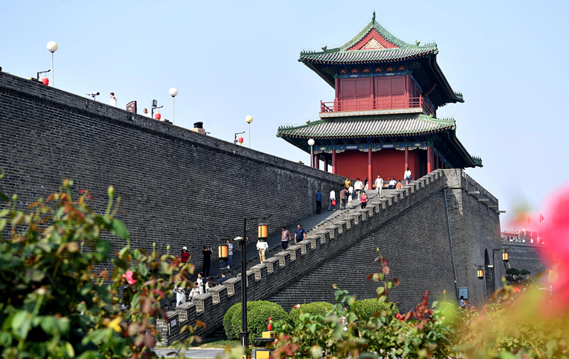 2024年9月16日，游客在河北省石家莊市正定古城游玩。