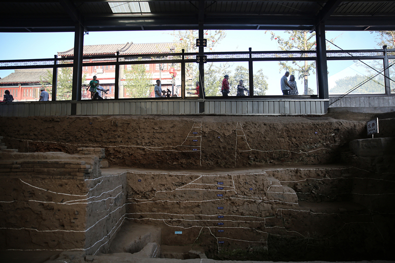 2019年9月7日，人們透過玻璃幕墻看開元寺南廣場(chǎng)遺址考古現(xiàn)場(chǎng)。